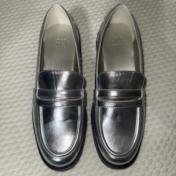 Gap Silver Metallic Loafers NWOT size 7 - Picture 2 of 6